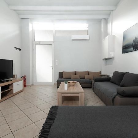 Spacious Apartment-600M From The Subway Атина Екстериор снимка