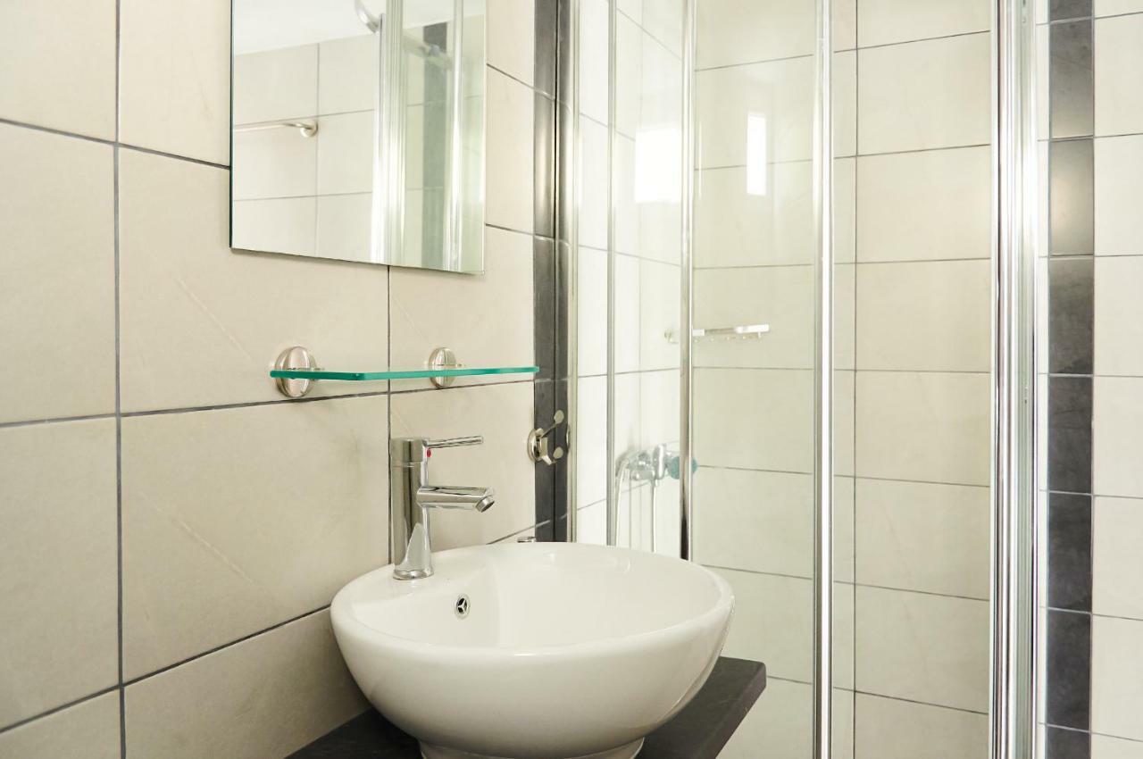 Spacious Apartment-600M From The Subway Атина Екстериор снимка