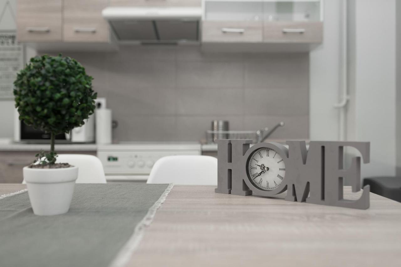 Spacious Apartment-600M From The Subway Атина Екстериор снимка