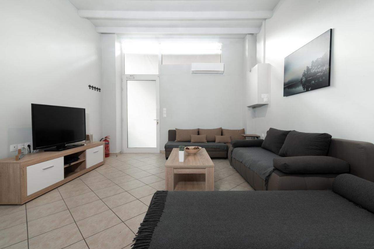 Spacious Apartment-600M From The Subway Атина Екстериор снимка