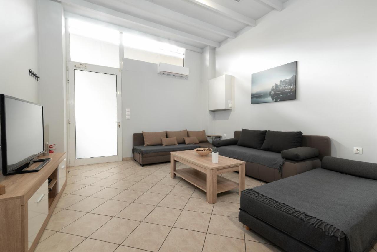 Spacious Apartment-600M From The Subway Атина Екстериор снимка