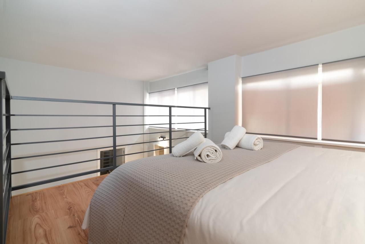 Spacious Apartment-600M From The Subway Атина Екстериор снимка