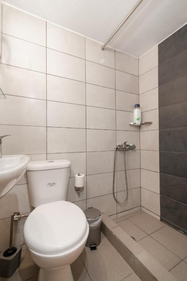 Spacious Apartment-600M From The Subway Атина Екстериор снимка